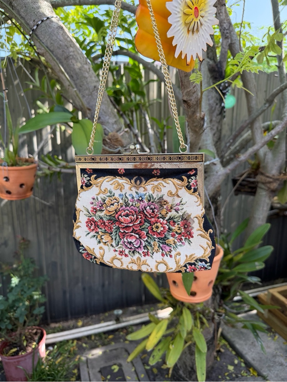 Vintage Floral Tapestry Kiss Lock Handbag Gold Tone Chain Frame Evening Purse